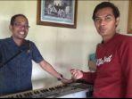 wawancara-langsung-man-hidayat-baju-merah-dengan-nanang-irwan-baju-abu-abu-gelap.jpg