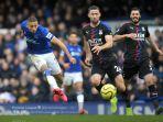 winger-everton-richarlison-melepaskan-tembakan-ke-gawang-crystal-palace.jpg