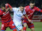 winger-real-madrid-lucas-vazquez-dijepit-oleh-dua-pemain-numancia_20180111_064758.jpg