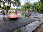 wisata-kalsel-orangtua-mengawasi-anak-bermain-di-taman-kamboja-banjarmasin-selasa-01032022.jpg