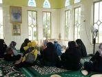 wisata-religi-kalsel-foto-syekh-kh-muhammad-kasyful-anwar-dan-putranya-dipasang-pengelola.jpg