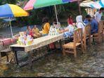 wisatawan-bersantai-di-meja-makan-tengah-sungai-adapula-kursi-tempat-bersan.jpg