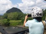 wisatawan-lokal-memoto-objek-wisata-gunung-hantanung_20180802_094342.jpg