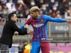 xavi-hernandez-barcelona-memberikan-instruksi-kepada-ronald-araujo.jpg