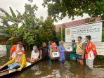 yasmin-menyerahkan-bantuan-korban-banjir.jpg