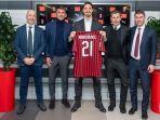 zlatan-ibrahimovic-akan-memakai-kostum-nomor-21-di-ac-milan-2019-2020.jpg