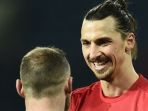 zlatan-ibrahimovic-merayakan-kemenangan-bersama-rekannya-wayne-rooney_20161218_145506.jpg