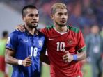 zulham-zamrun-berfoto-bersama-dengan-pemain-thailand-thailand-prathum-chuthon_20161218_141649.jpg