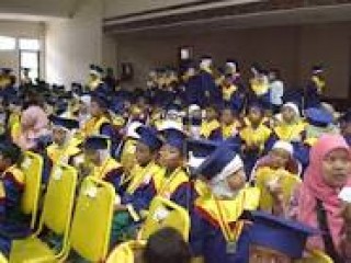 Santri Desa Kelumpag Ranti Gelar Wisuda