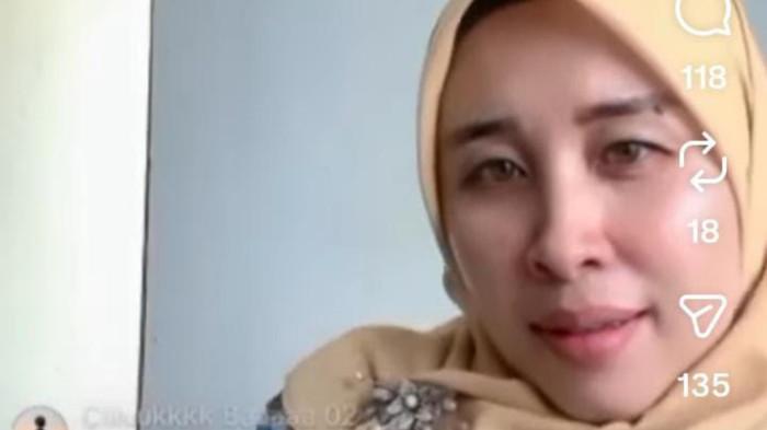 Aksi ASN Pemkab Pandeglang yang live TikTok saat di kantor viral di media sosial. Dalam siarannya, ia juga menyinggung dugaan Sekdis Disdukcapil yang disebut kerap melakukan hal serupa saat jam kerja