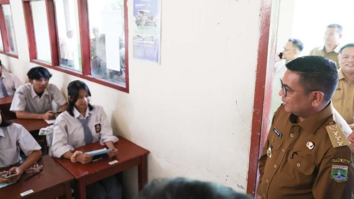 BERKUNJUNG-Gubernur Banten Andra Soni saat berbincang dengan siswa SMA PGRI 56 Ciputat, Kota Tangerang Selatan, Selasa (2/6/2026). Sekolah ini merasakan banyak manfaat dari Program Sekolah Gratis yang digagas oleh Gubernur Banten Andra Soni.