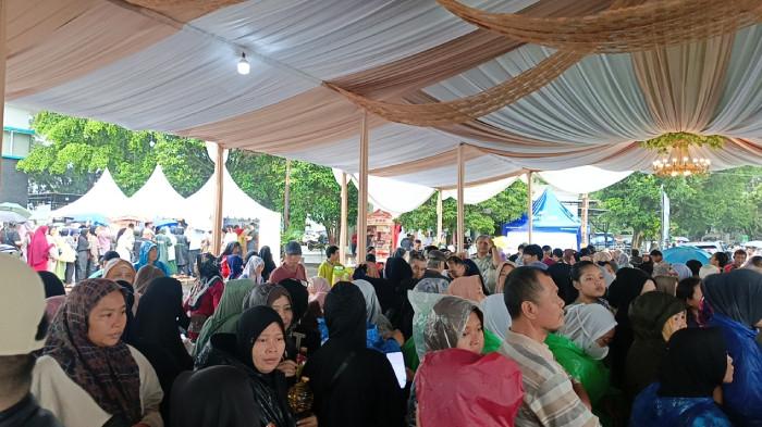  BAZAR RAMADHAN 2026 - Ratusan warga yang menyerbu berbagai lapak sembako di Kecamatan Pondok Aren, Tangsel, Kamis (5/3/2026).