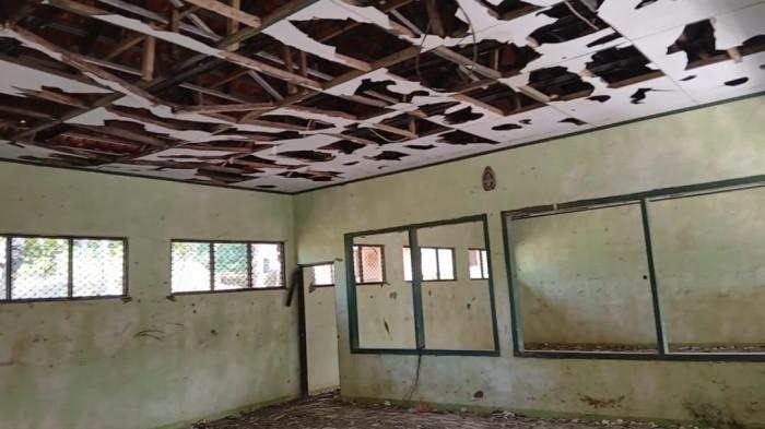 SEKOLAH RUSAK -Bangunan Sekolah Dasar Negeri (SDN) Cimanggu 3 di Kecamatan Cimanggu, Kabupaten Pandeglang, dalam kondisi memperhatikan yang tidak layak digunakan untuk belajar.