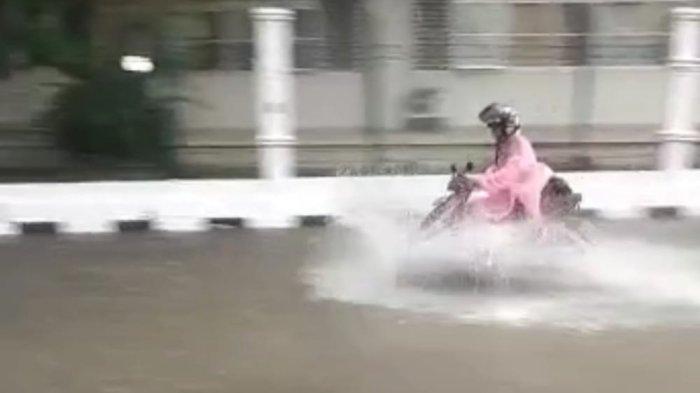 Tangerang Tergenang Banjir, Siswa dan Pekerja Nekat Terobos: Rela Basah Kuyup