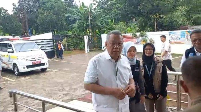 Walkot Tangsel Nyoblos Bareng Keluarga, Setelahnya Langsung Tinjau Warga yang Terdampak Banjir