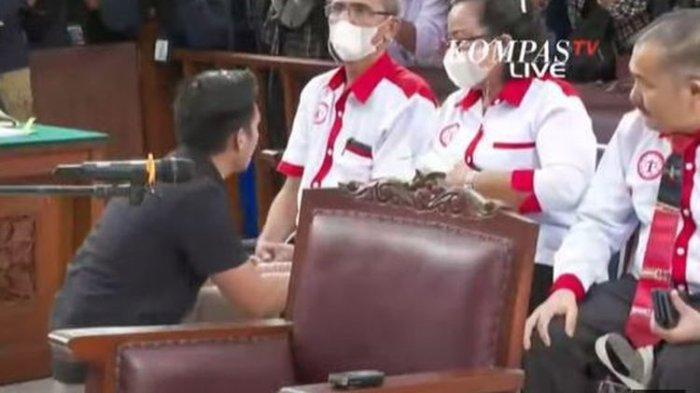 Bharada E Berlutut Memohon Maaf di Hadapan Ibu Brigadir J di Ruang Sidang, Wajahnya Tahan Tangis