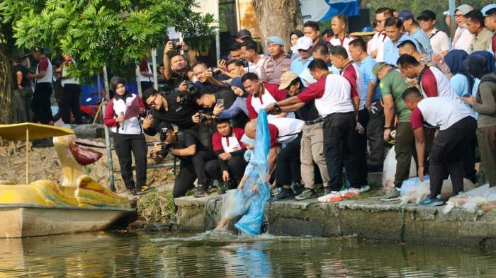 Bupati Serang Ratu Rachmatuzakiyah bersama Kapolda Banten Irjen Hengki melepaskan benih ikan di Danau Tasikardi, Kecamatan Kramatwatu, pada Jumat, 12 Juni 2026.