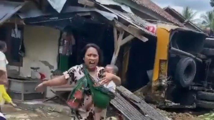 BREAKING NEWS: Bus Pengangkut Mahasiswa Untirta yang Hendak Study ke Baduy Terguling di Cisimeut