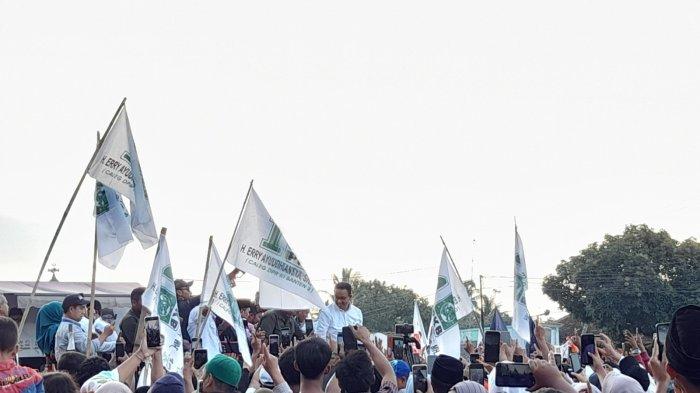 Anies Baswedan Diberi Golok Ciomas saat Kampanye di Serang Banten