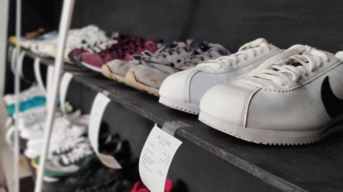 Sepatu-sepatu di rak yang telah selesai dibersihkan oleh Forty Shoes Care, Serang, Banten.