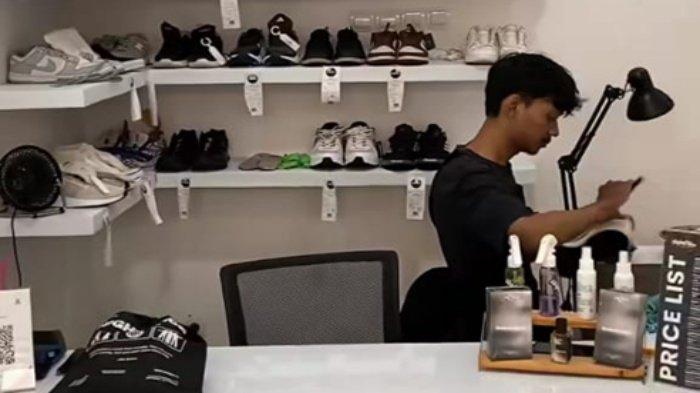 Karyawan yang sedang membersihkan Sepatu konsumen Hignshoe, Serang, Banten.