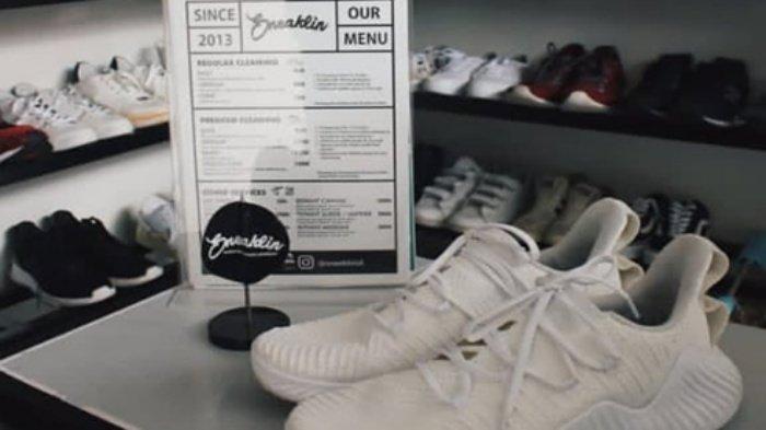 Sebuah sepatu putih beserta daftar harga pelayanan Sneaklinid di meja putih, Serang, Banten.