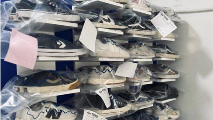 Sepatu-sepatu di rak yang telah selesai dibersihkan oleh Killbiru.id, Serang, Banten.