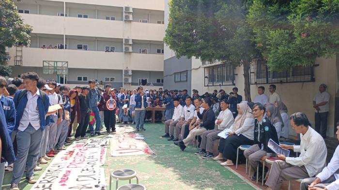  DEMO - Aksi demontrasi siswa di salah satu SMK Swasta di Tangsel, Senin (18/5/2026).
