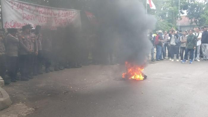 DEMO HARI INI - Ratusan mahasiswa dari berbagai organisasi di Kabupaten Lebak, Provinsi Banten, menggelar aksi demonstrasi di depan Kantor Bupati Lebak, Senin (2/3/2026).