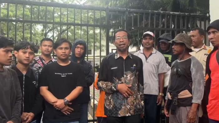 Warga Kampung Nambo, Desa Cikeusik, Kecamatan Wanasalam, Kabupaten Lebak, menggelar aksi unjuk rasa di Kawasan Pusat Pemerintahan Provinsi Banten (KP3B), Kamis (8/1/2026).