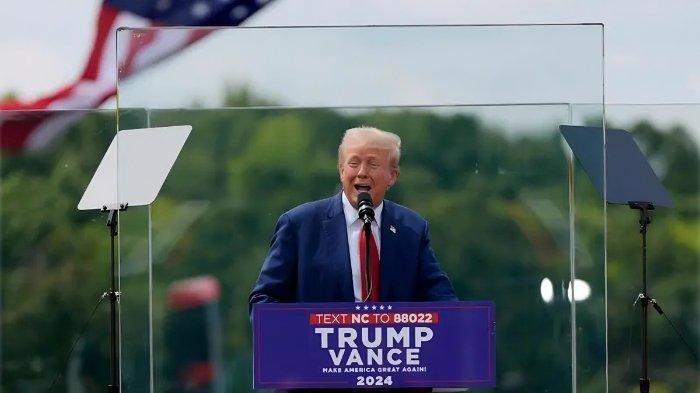 Donald Trump Pidato di Balik Dinding Kaca Anti Peluru: Takut Ditembak Lagi!