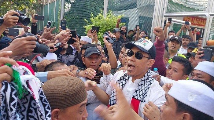 Keluar dari Lapas Salemba, Munarman Berpelukan dengan Sejumlah Orang: Disambut Puluhan Simpatisan