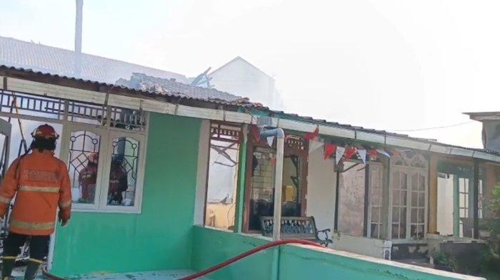 Petugas DAMKAR memadamkan sisa api kebakaran di Asrama Polisi, Cilenggang, Serpong, Kota Tangerang Selatan (Tangsel), Banten, Rabu (3/9/2025) sore.