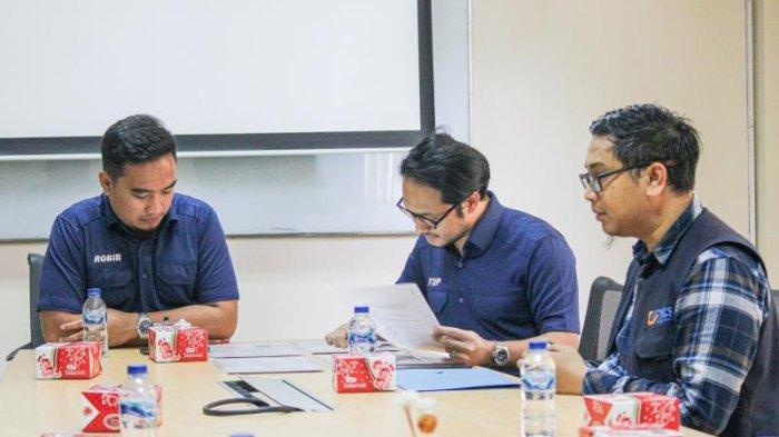 Robinsar-Fajar Serahkan Sertifikat Kemnaker dan Lisensi SIO Operator Forklift untuk Warga Cilegon