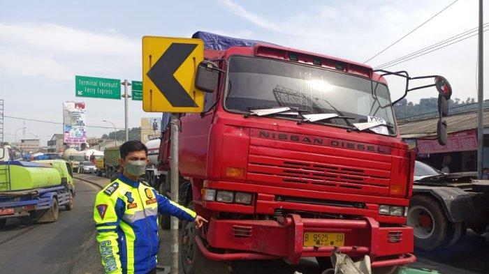 Truk Tabrak Tiang Listrik di Jalan Raya Merak-Cilegon, Diduga Gegara Sopir Ngantuk