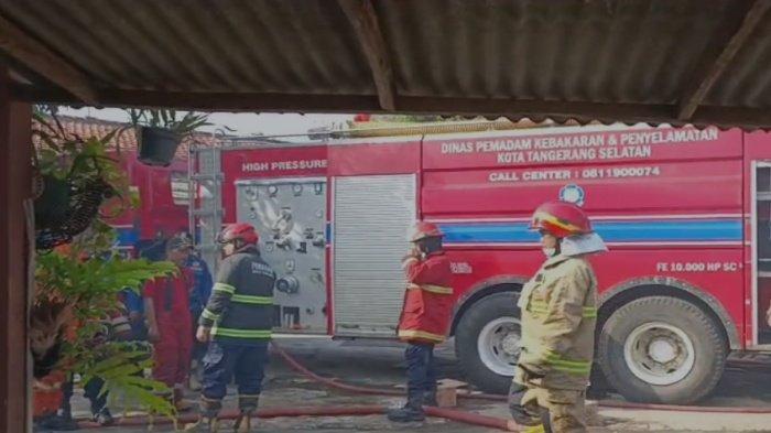 Petugas Damkar berada di lokasi kebakaran asrama polisi di Serpong, Kota Tangerang Selatan (Tangsel), Banten, Rabu (3/9/2025) siang.