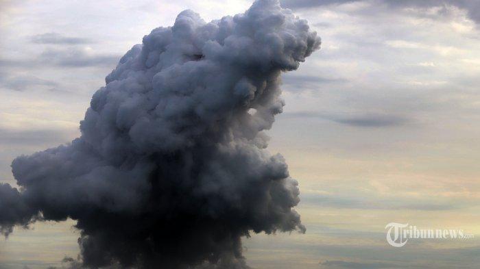 Kembali Erupsi, Gunung Anak Krakatau Semburkan Abu Vulkanik Setinggi 2.000 Meter