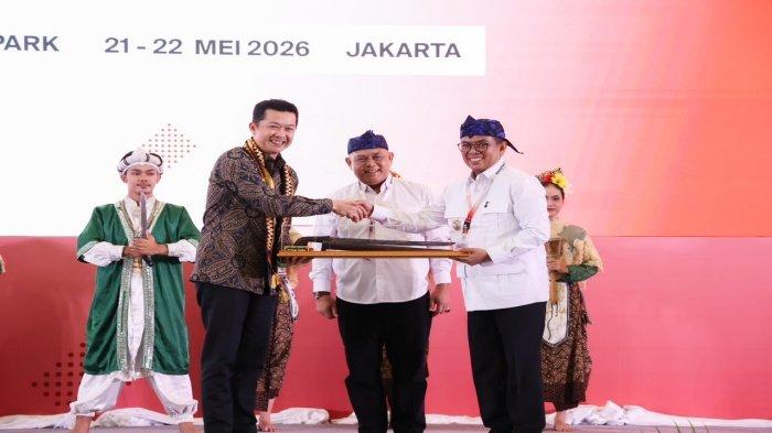TUAN RUMAH-Gubernur Banten Andra Soni (kanan) saat di acara Musyawarah Olahraga Nasional Luar Biasa (Musornaslub) KONI 2026 di Hotel Pullman Central Park, Jakarta, Kamis (21/5/2026). Provinsi Banten menjadi tuan rumah pelaksanaan Pekan Olahraga Nasional (PON) XXIII Tahun 2032 bersama Provinsi Lampung.