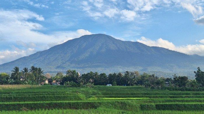 Potret Gunung Karang dari kejauhan. Gunung Karang merupakan gunung tertinggi di Provinsi Banten. 