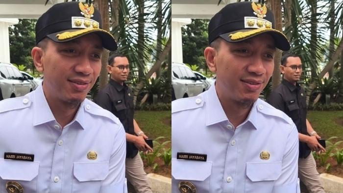 HASBI JAYABAYA - Bupati Lebak, Hasbi Jayabaya terlihat keluar dari kantor Gubernur Banten, KP3B, Kota Serang, Selasa (31/3/2026)