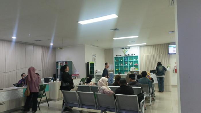 Harga Obat Naik - Potret di ruang tunggu pengambilan obat di RSUD Tigaraksa, Kabupaten Tangerang, Kamis (11/6/2026).