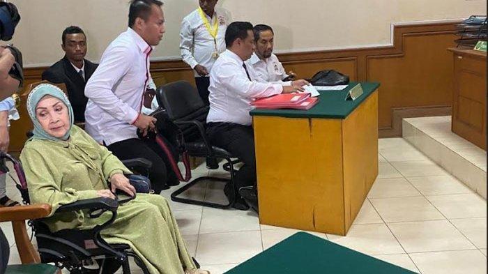 Jadi Saksi Sidang Talak Cerai Anaknya, Ibu Ferry Irawan Terduduk di Kursi Roda