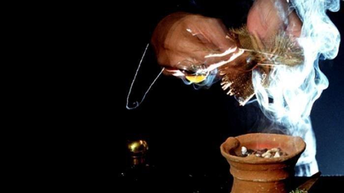Ngaku Jadi Dukun Pengganda Uang, Pria di Gresik Diciduk, Polisi Amankan Kantong Darah dan Keris