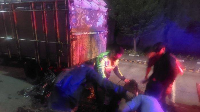 Dua Pemotor di Kota Cilegon Tabrak Truk Bermuatan Serbuk Kayu, Alami Luka Parah