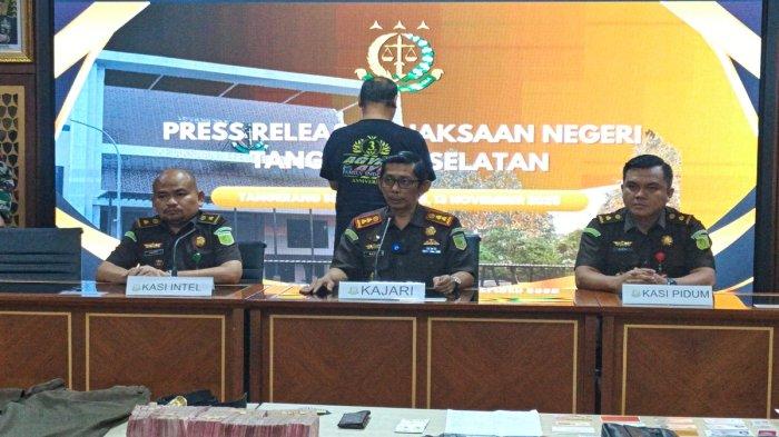 Konferensi pers penangkapan Jaksa Gadungan di Kantor Kejari Tangsel, Kamis (13/11/2025).