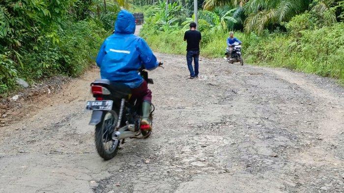 Warga Keluhkan Jalan Rusak Sepanjang 5 Km di Desa Senang Hati Lebak Tak Kunjung Diperbaiki