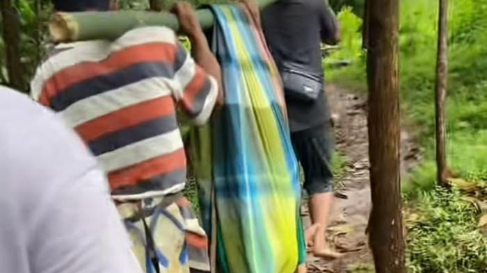 Akibat Jalan Rusak, Warga Sakit di Pandeglang Ditandu Sejauh Dua Kilometer