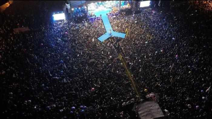 Prabowo Ngaku Tak Percaya Puluhan Ribu Rakyat Manado Setia Menunggu Kedatangannya di Malam Hari