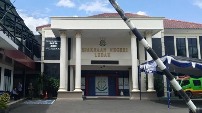 3 Petugas Kejari Lebak Larang Wartawan Meliput dan Paksa Hapus Video Wawancara