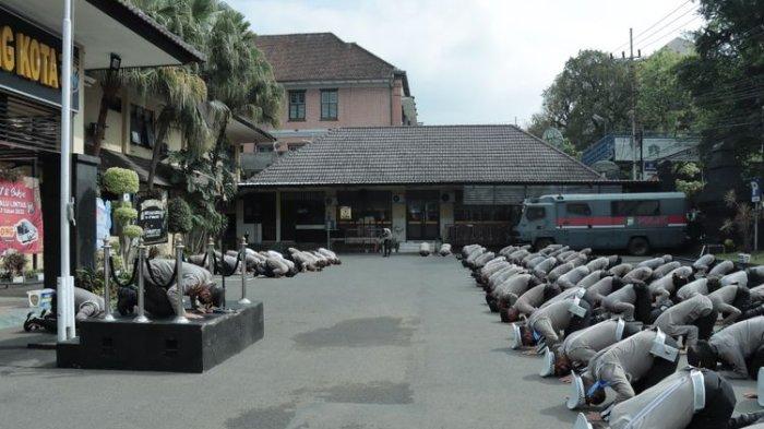Kapolresta Malang Kota dan Anak Buah Sujud Massal: Kita Berdoa Agar Aremania Diterima di Sisinya